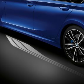 BMW 3-serie Sedan, Welcome Light Carpet. Nærbillede fra siden af åben dør i førersiden med Welcome Light Carpet.