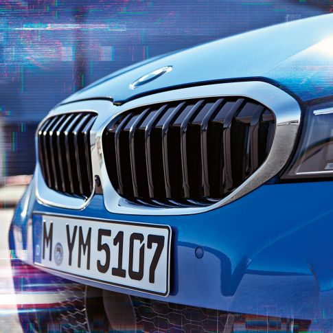 BMW 3-serie Sedan, dobbeltnyre. Nærbillede fra siden af dobbeltnyrerne på BMW 3-serie Sedan.