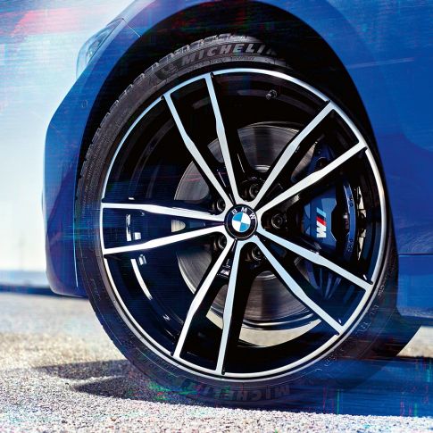 BMW 3-serie Sedan, letmetalfælge 791 M. Nærbillede af 19'' letmetalfælgene på BMW 3-serie Sedan i 791 M Jetblack.