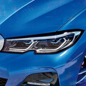 BMW 3-serie Sedan, BMW laserlys. Nærbillede fra siden af den højre forlygte med BMW laserlys.