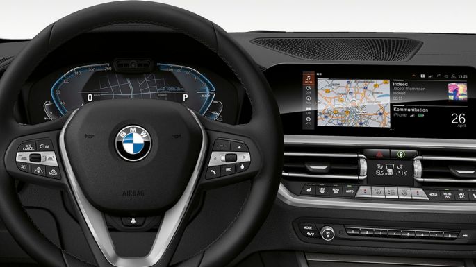 BMW 3-serie Sedan, Cockpit. Nærbillede af cockpit i BMW 3-serie Sedan med i-specifik visning.