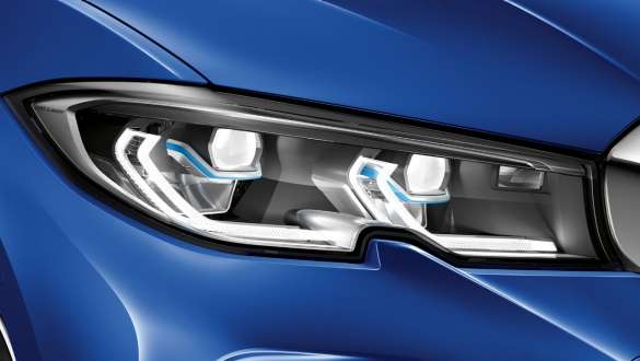 BMW 3-serie Sedan (G20), BMW-laserlys. BMW 3-serie Sedan (G20), BMW-laserlys. Nærbillede fra siden af den venstre forlygte med BMW laserlys.