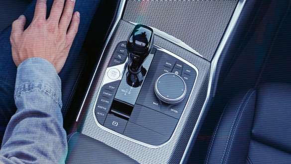 BMW 3-serie Sedan (G20), Steptronic-sportsgearkasse. Nærbillede set oppefra af midterkonsollen i BMW 3-serie Sedan (G20) med gearskifteknop og Steptronic-sportsgearkasse.