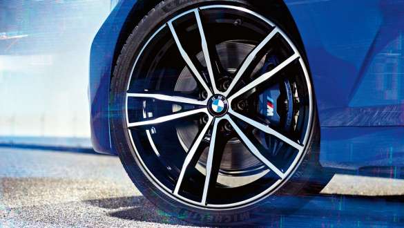 BMW 3-serie Sedan (G20), M sportsbremser. Nærbillede af hjul på BMW 3-serie Sedan (G20) med M sportsbremser.