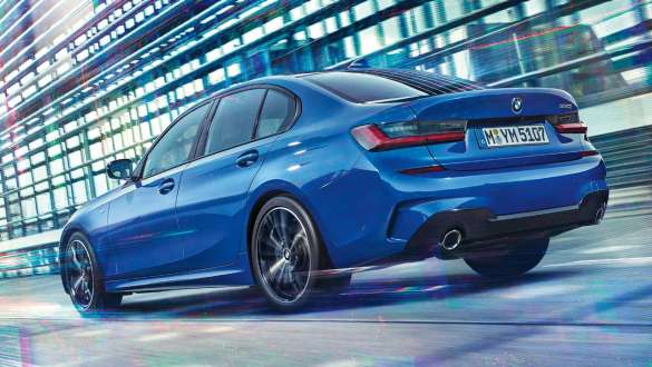 BMW 3-serie Sedan (G20), adaptiv M undervogn. Kørende BMW 3-serie Sedan (G20) med adaptiv M undervogn set bagfra let drejet.