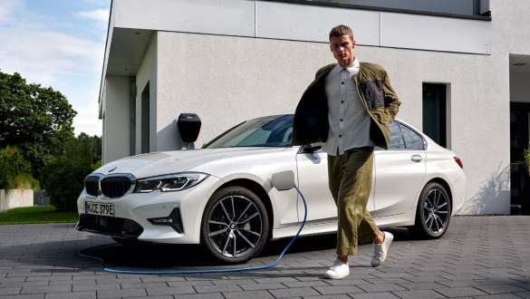 Plug-in-hybrid BMW 3-serie Sedan 2021 G20 set forfra let drejet under opladning Plug-in-hybrid BMW 3-serie Sedan 2021 G20 set forfra let drejet under opladning med model