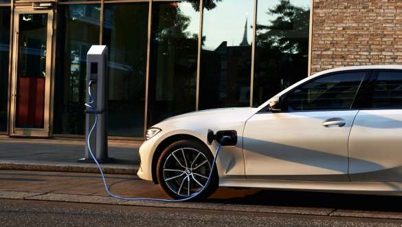 Plug-in-hybrid BMW 3-serie Sedan 2021 G20 set fra siden Plug-in-hybrid BMW 3-serie Sedan 2021 G20 set fra siden ved ladestation