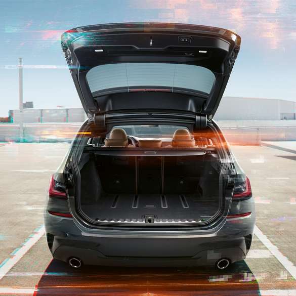 BMW 3-serie Touring, billede af bagenden BMW 3-serie Touring, billede af bagenden med åben bagklap på en parkeringsplads i bymæssige omgivelser