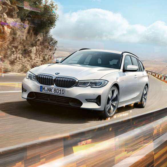 BMW 3-serie Touring, BMW 330e Plug-in-Hybrid BMW 3-serie Touring, BMW 330e Plug-in-Hybrid kørende på en bro