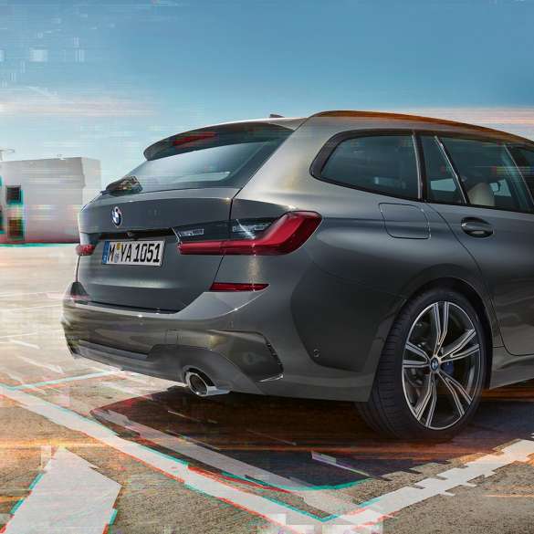 BMW 3-serie Touring set bagfra let drejet på en parkeringsplads BMW 3-serie Touring set bagfra let drejet på en parkeringsplads i bymæssige omgivelser