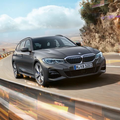 BMW 3-serie Touring set forfra let drejet, design BMW 3-serie Touring set forfra let drejet kørende på en bro foran landlige omgivelser