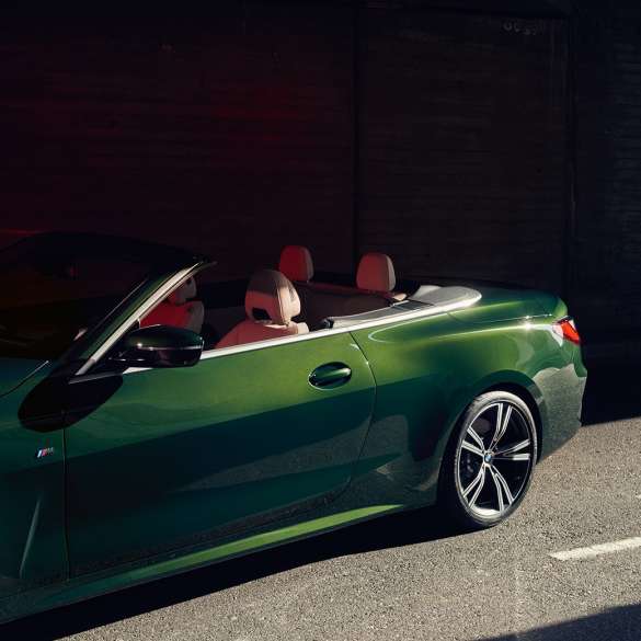 Kvinde kører i en BMW 4-serie Cabriolet G23 2020 Kvinde kører i en BMW 4-serie Cabriolet G23 2020 kabine