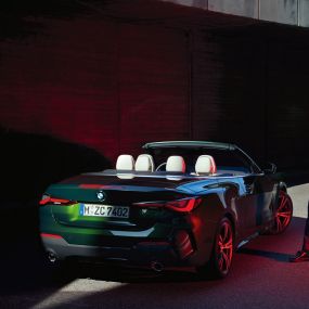 BMW 4-serie Cabriolet G23 2020 set bagfra let drejet med baglygter BMW 4-serie Cabriolet G23 2020 Sanremo Green metallic set bagfra let drejet med baglygter