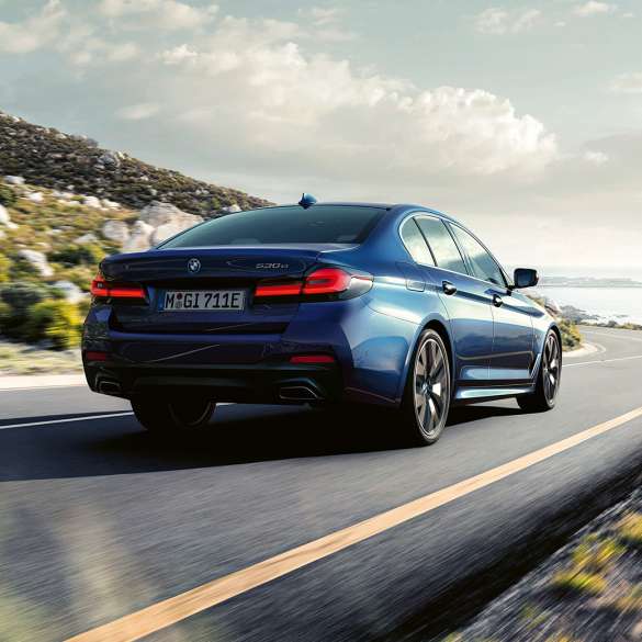 Køredynamik BMW 5-serie Sedan G30 Køredynamik BMW 5-serie Sedan G30 Phytonic Blue set bagfra let drejet kørende