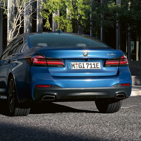 Bagkofanger BMW 5-serie Sedan G30 Udstødningsrør i sporty design BMW 5-serie Sedan G30 Facelift 2020 Phytonic Blue nærbillede af bagende