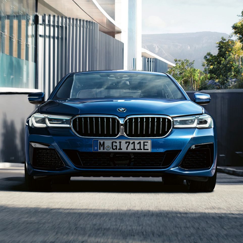 Dobbeltnyre og forkofanger BMW 5-serie Sedan G30 Dobbeltnyre og forkofanger BMW 5-serie Sedan G30 Facelift 2020 Phytonic Blue nærbillede af front
