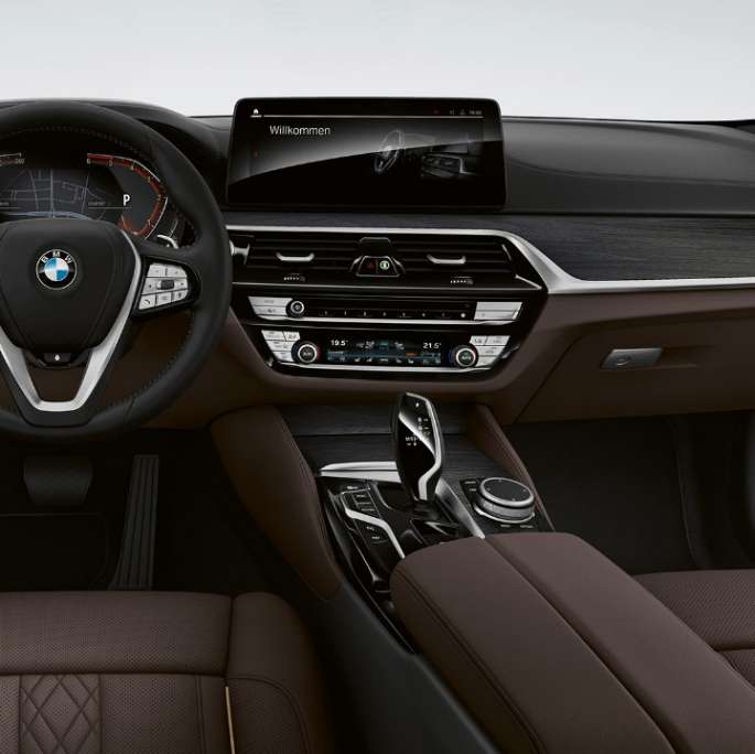 Cockpit BMW 5-serie Sedan G30 Luxury Line Cockpit BMW 5-serie Sedan 520d xDrive G30 2020 Luxury Line eksklusivt læder "Nappa" mokka fremhævede syninger med kanter i kontrast kabine