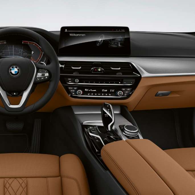 Cockpit BMW 5-serie Sedan G30 standardkonfiguration Cockpit BMW 5-serie Sedan 540i G30 2020 standardkonfiguration Sensatec cognac kabine