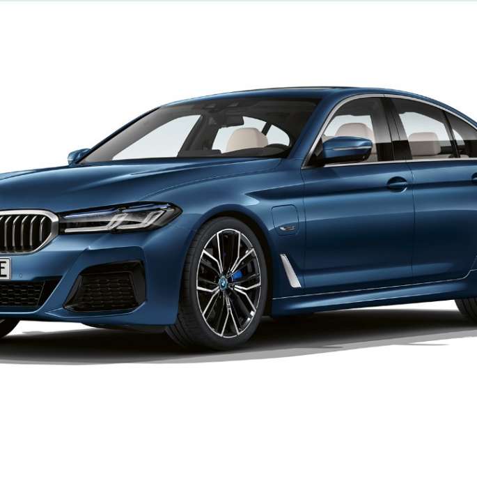 BMW 5-serie Sedan G30 Plug-in-hybrid M Sportspakke front BMW 5-serie Sedan 520d xDrive G30 2020 M Sportspakke i Alpine White set forfra let drejet
