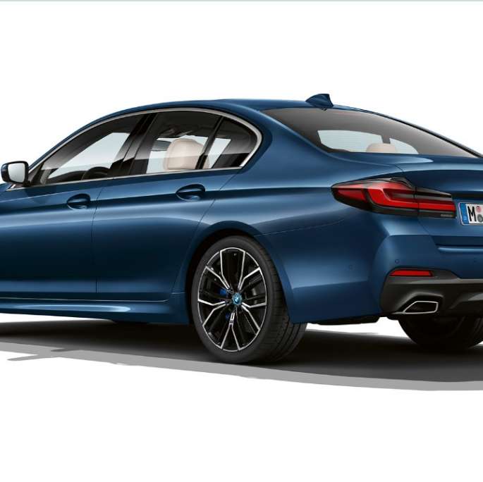 BMW 5-serie Sedan G30 Plug-in-hybrid M Sportspakke bagende BMW 5-serie Sedan 520d xDrive G30 2020 M Sportspakke i Alpine White set bagfra let drejet