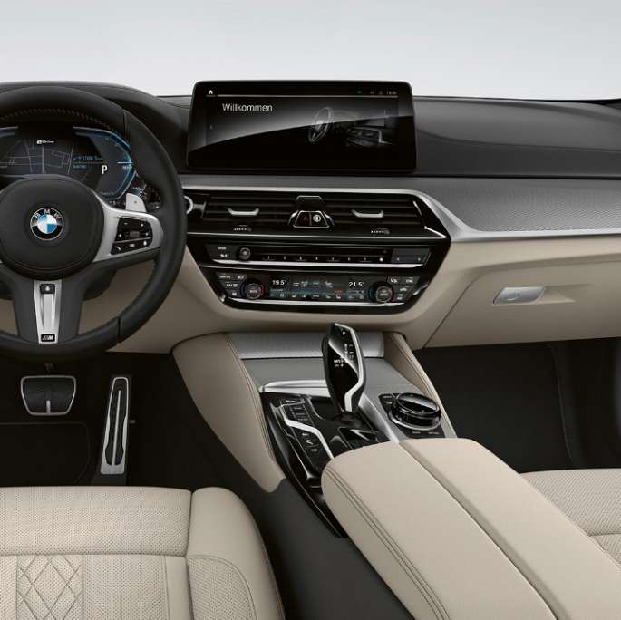 Cockpit BMW 5-serie Sedan Plug-in-hybrid G30 M Sportspakke Cockpit BMW 5-serie Sedan 520d xDrive G30 2020 M Sportspakke sort læder "Dakota" med blå kontrastsyninger kabine