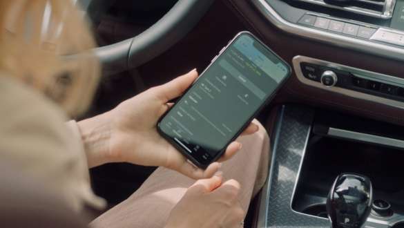 Connected Charging BMW 5-serie Sedan G30 kørende Connected Charging BMW 5-serie Sedan G30 Facelift 2020
