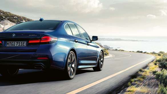 Integral aktiv styring BMW 5-serie Sedan G30 Integral aktiv styring BMW 5-serie Sedan G30 Facelift 2020 set bagfra let drejet under kørsel