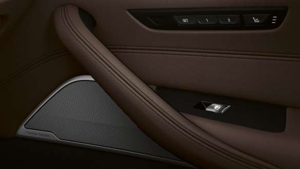 Bowers & Wilkins Diamond Surround Sound System BMW 5-serie Sedan G30 Bowers & Wilkins Diamond Surround Sound System BMW 5-serie Sedan G30 Facelift 2020 interiør nærbillede af dør