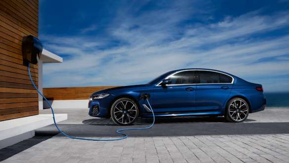 BMW 5-serie Sedan plug-in-hybrid 2021 G30 set fra siden BMW 5-serie Sedan plug-in-hybrid 2021 G30 set fra siden ved en BMW wallbox