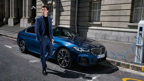 BMW 5-serie Sedan plug-in-hybrid 2021 G30 set forfra let drejet under opladning BMW 5-serie Sedan plug-in-hybrid 2021 G30 set forfra let drejet under opladning med model