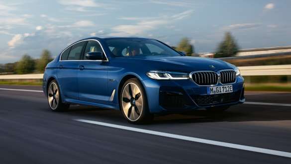BMW 5-serie Sedan plug-in-hybrid 2021 G30 set forfra let drejet kørende BMW 5-serie Sedan plug-in-hybrid 2021 G30 set forfra let drejet kørende på en vej