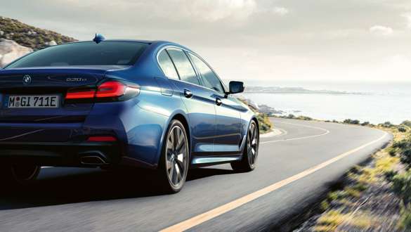 Integral aktiv styring BMW 5-serie Sedan G30 Integral aktiv styring BMW 5-serie Sedan G30 Facelift 2020 set bagfra let drejet under kørsel