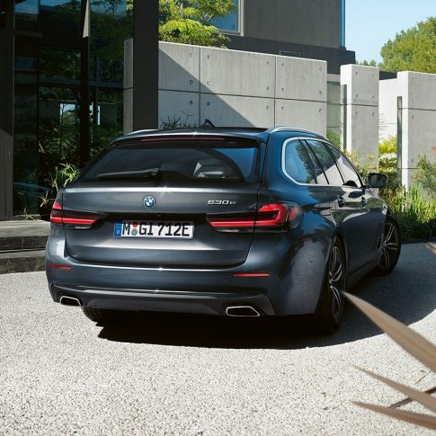 Bagkofanger og udstødningsrør i sporty design BMW 5-serie Touring G31 Bagkofanger og udstødningsrør i sporty design BMW 5-serie Touring G31 Facelift 2020 Sophisto Grey nærbillede af bagende