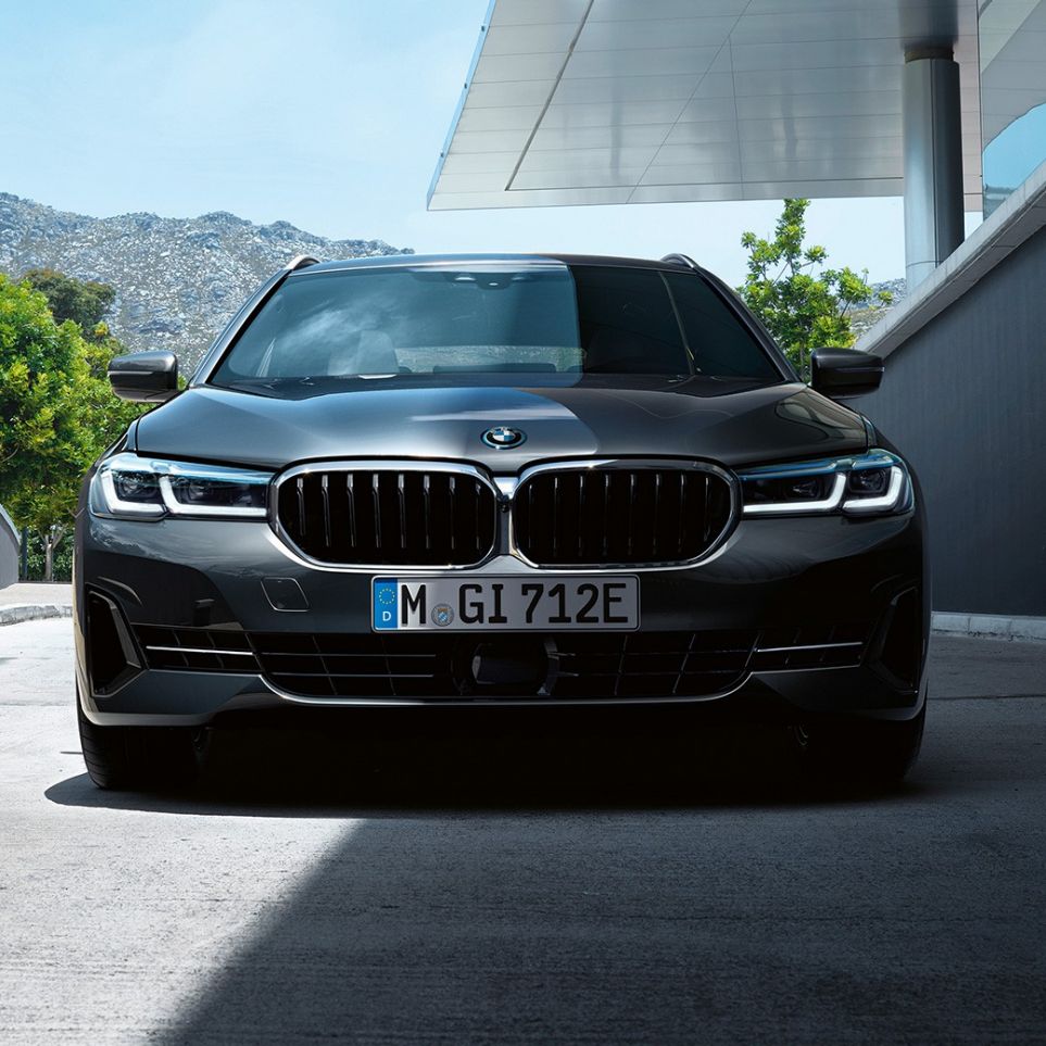 BMW nyre og forkofanger BMW 5-serie Touring G31 BMW nyre og forkofanger BMW 5-serie Touring G31 Facelift 2020 Sophisto Grey nærbillede af front