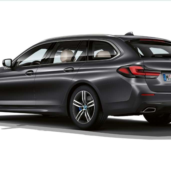 BMW 5-serie Touring G31 standardkonfiguration bagende BMW 5-serie Touring 530i G31 2020 standardkonfiguration i Sophisto Grey set bagfra let drejet