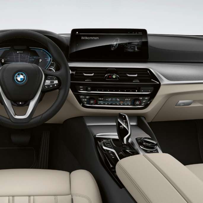 Cockpit BMW 5-serie Touring G31 standardkonfiguration Cockpit BMW 5-serie Touring 530i G31 2020 standardkonfiguration læder "Dakota" Ivory White, fremhævede syninger med kanter i kontrast kabine