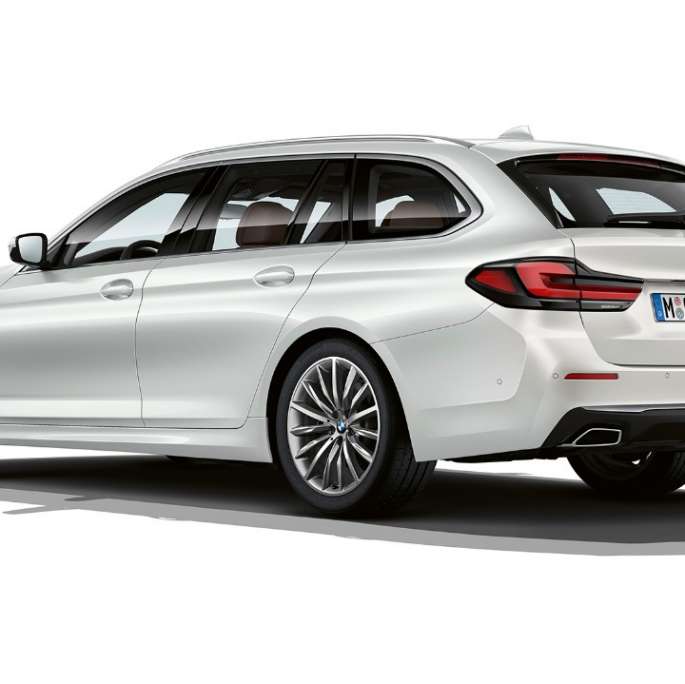 BMW 5-serie Touring G31 Luxury Line bagende BMW 5-serie Touring 530i G31 2020 Luxury Line Mineral White set bagfra let drejet
