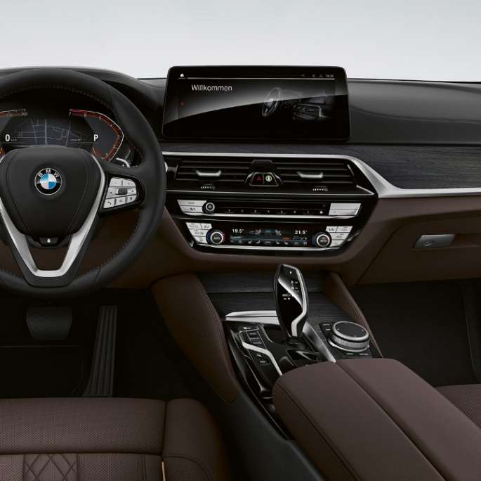 Cockpit BMW 5-serie Touring G31 Luxury Line Cockpit BMW 5-serie Touring 530i G31 2020 Luxury Line eksklusivt læder "Nappa" mokka, fremhævede syninger med kanter i kontrast kabine