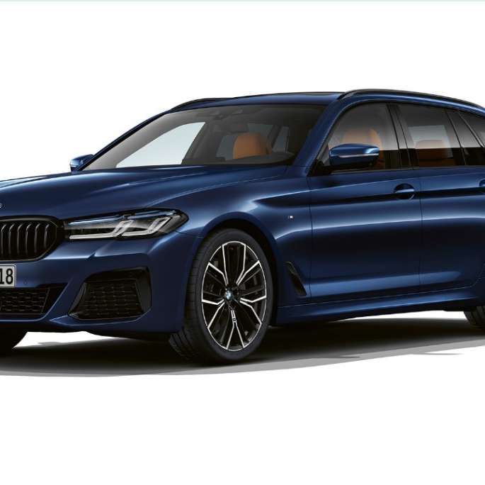 BMW 5-serie Touring G31 M Sportspakke front BMW 5-serie Touring 530e G31 2020 M Sportspakke i Tansanit Blue II metallic set forfra let drejet
