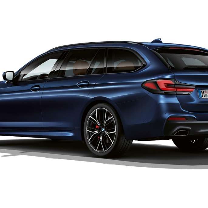 BMW 5-serie Touring G31 M Sportspakke bagende BMW 5-serie Touring 530e G31 2020 M Sportspakke i Tansanit Blue II metallic set bagfra let drejet