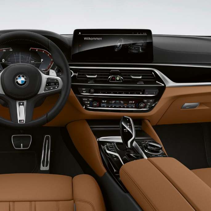 Cockpit BMW 5-serie Touring G31 M Sportspakke Cockpit BMW 5-serie Touring 530e G31 2020 M Sportspakke læder "Dakota" cognac, fremhævede syninger med kanter i kontrast kabine