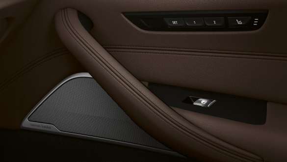 Bowers & Wilkins Diamond Surround Sound System BMW 5-serie Touring G31 Bowers & Wilkins Diamond Surround Sound System BMW 5-serie Touring G31 Facelift 2020 interiør nærbillede af dør