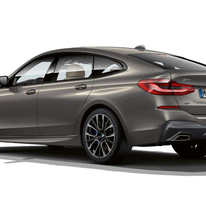Bagende BMW 6-serie Gran Turismo M Sportspakke G32 2020 BMW 6-serie Gran Turismo G32 640i xDrive 2020 M Sportspakke Bernina Grey med raveffekt set bagfra let drejet