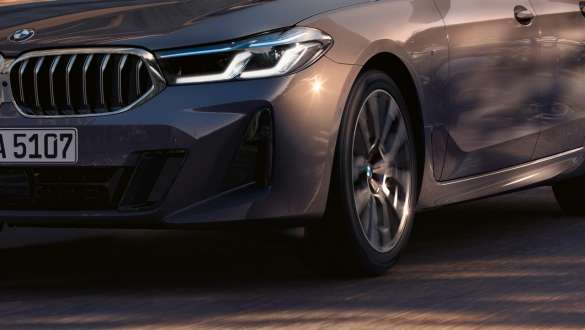 Adaptiv luftaffjedring på to aksler BMW 6-serie Gran Turismo G32 2020 Adaptiv luftaffjedring på to aksler BMW 6-serie Gran Turismo G32 2020 nærbillede set forfra let drejet