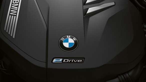 BMW 7-serie Sedan elmotor BMW 7-serie Sedan: Nærbillede af elmotor med eDrive-logo