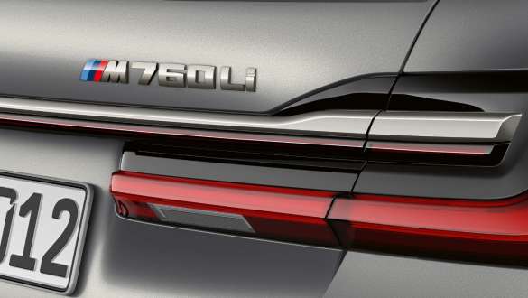 BMW 7-serie Sedan, M760Li-mærke BMW 7-serie Sedan: Nærbillede af M760Li-mærket bag på bilen