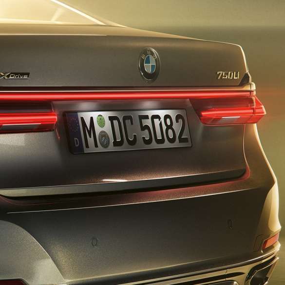BMW 7-serie Sedan 750Li-mærker BMW 7-serie Sedan Nærbillede af 750Li-mærket bag på bilen