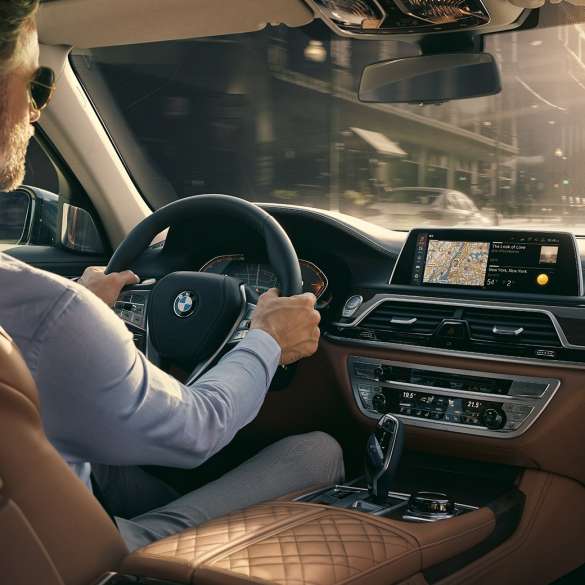 BMW 3-serie Sedan, Connectivity-funktioner BMW 7-serie Sedan Mand sidder i BMW og bruger Connectivity-funktioner