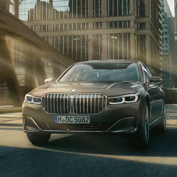 BMW 7-serie Sedan, køreassistentsystemer Køreassistentsystemer: BMW 7-serie Sedan kører i urbant miljø