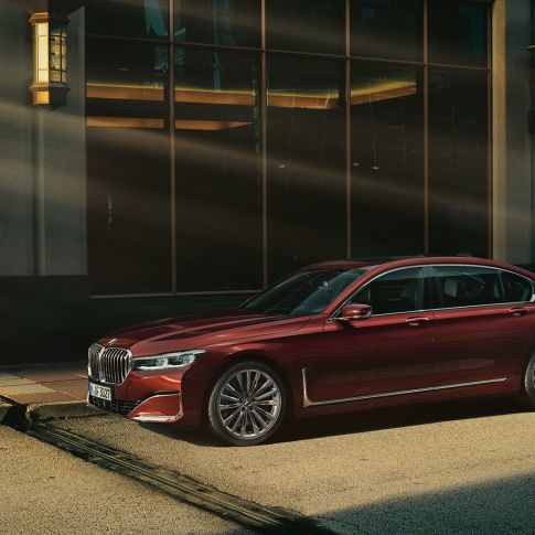 BMW Individual 7-serie Sedan, set fra siden BMW Individual 7-serie Sedan i rød set fra siden i urbant miljø